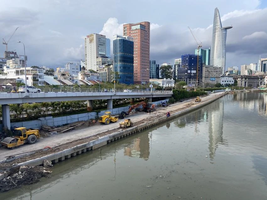 Đường song hành Võ Văn Kiệt đang được đẩy nhanh tiến độ. Ảnh: HUỲNH THƠ.