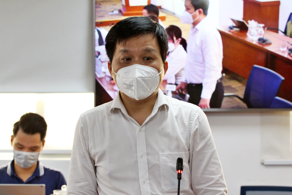 Ông Nguyễn Hồng Tâm, Phó Giám đốc Trung tâm Kiểm soát Bệnh tật TP.HCM trả lời tại họp báo. Ảnh: TN