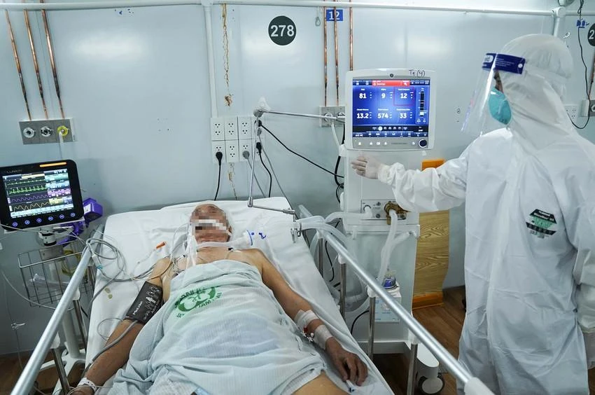 Điều trị bệnh nhân COVID-19 ở Bệnh viện dã chiến số 16. Ảnh tư liệu: NGUYỆT NHI