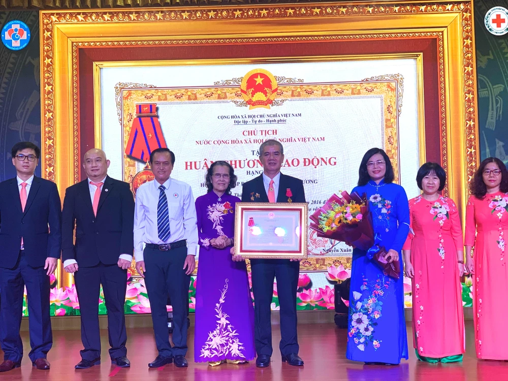 Hội Chữ thập đỏ Bệnh viện Hùng Vương vinh dự đón nhận Huân chương lao động hạng Ba. Ảnh: HL