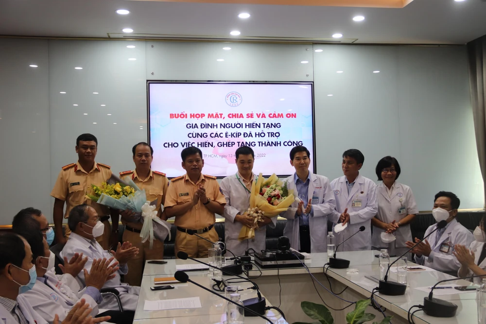 Bệnh viện Chợ Rẫy tri ân các đơn vị hỗ trợ các ca ghép tạng. Ảnh: HL