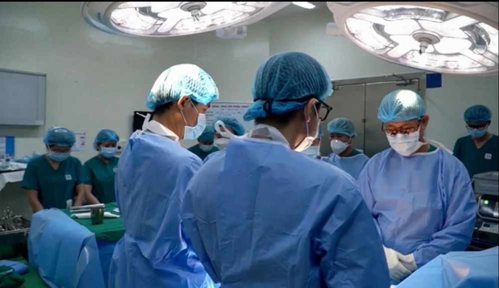 TS-BS Phạm Hữu Thiện Chí, Phó Khoa gan-mật-tụy BV Chợ Rẫy đại diện nói lời từ biệt với nam sinh viên. Ảnh: chụp màn hình