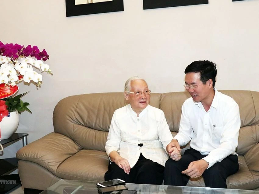 Ông Võ Văn Thưởng, Trưởng Ban tuyên giáo Trung ương thăm hỏi sức khỏe bà Đoàn Thúy Ba, Anh hùng lao động, Thầy thuốc nhân dân, nguyên Thứ trưởng Bộ Y tế, tháng 2-2020. Ảnh: Xuân Khu/TTXVN