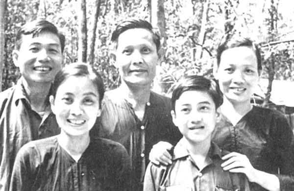 BS Đoàn Thúy Ba (bìa phải) và các đồng nghiệp khi bà đang công tác tại BV. Hoàng Lê Kha (Tây Ninh). Ảnh: Báo Sức khỏe và đời sống