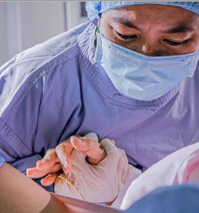 Hình ảnh một điều dưỡng tận tụy chăm sóc cho người bệnh trong cuôn sách "Những đóa hoa kiên cường - Chuyện nghề điều dưỡng.