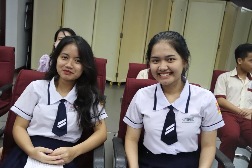 Em Y Lê Na (phải) cùng bạn tại buổi gặp mặt các em thu hưởng dự án "Ươm mầm tương lai". Ảnh: HL