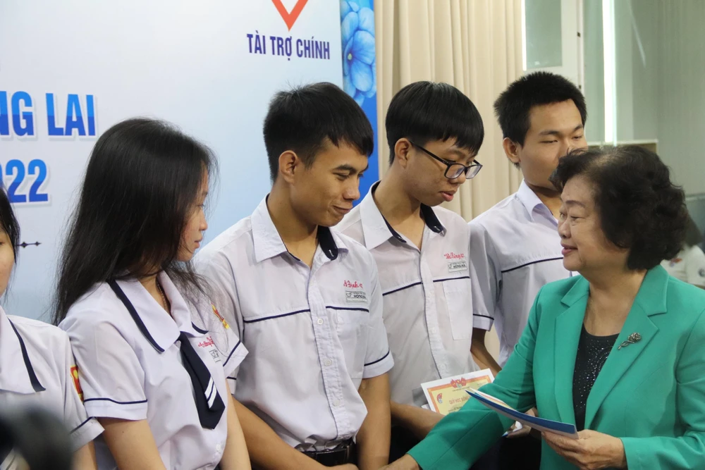 Bà Trương Mỹ Hoa trao giấy khen động viên các em cố gắng học tập và rèn luyện thành người có ích. Ảnh: HL