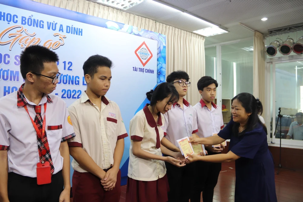 Đại diện Báo Pháp Luật TP.HCM trao giấy khen cho các em. Ảnh: HL