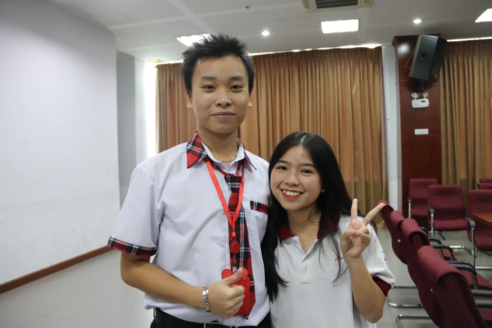 Em Lê Gia Phong cùng các bạn tại buổi gặp mặt các em thu hưởng dự án "Ươm mầm tương lai". Ảnh: HL