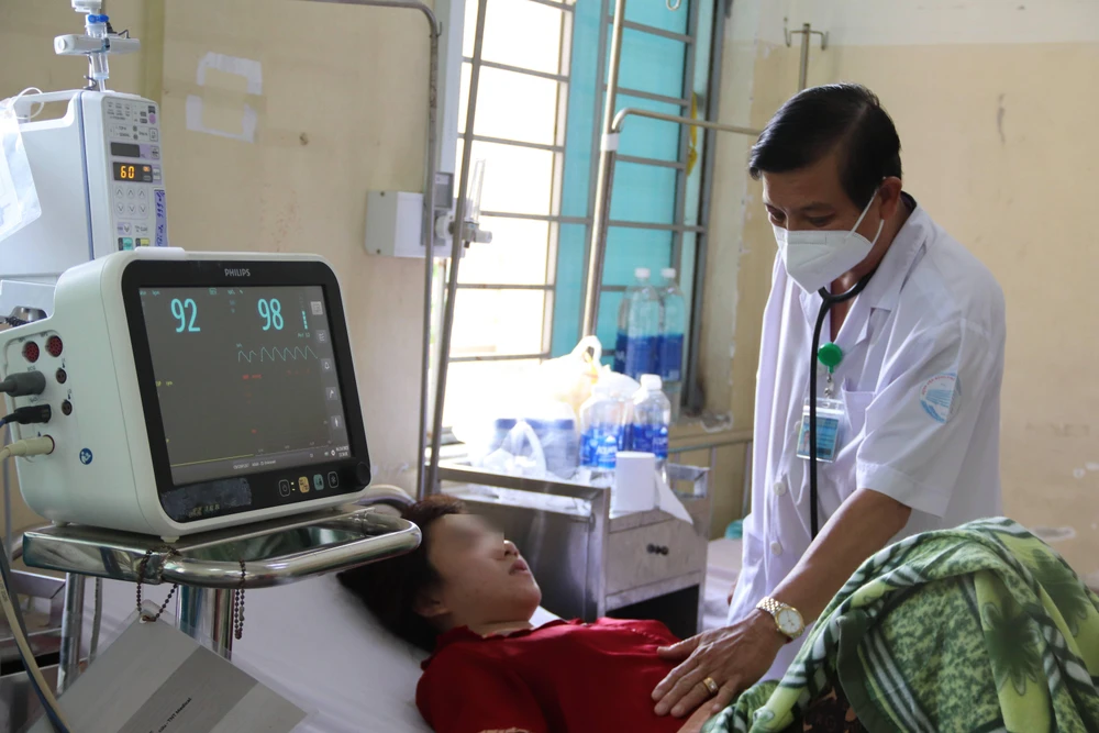 BS Nguyễn Thanh Phong, Trưởng Khoa Nhiễm D, Bệnh viện Bệnh Nhiệt đới TP.HCM đang thăm khám cho một bệnh nhân. Ảnh: HL