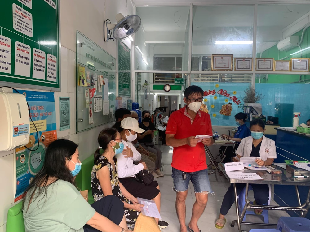 Nhiều nngười dân đến tiêm vaccine COVID-19 mũi 3, mũi 4. Ảnh: HOÀNG LAN