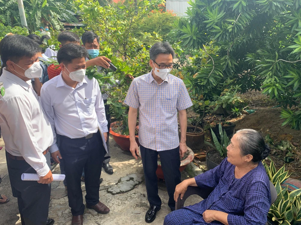 Phó Thủ tướng Vũ Đức Đam thăm hỏi một hộ dân ở phường 5 quận 8 về ý thức phòng bệnh sốt xuất huyết. Ảnh: HOÀNG LAN