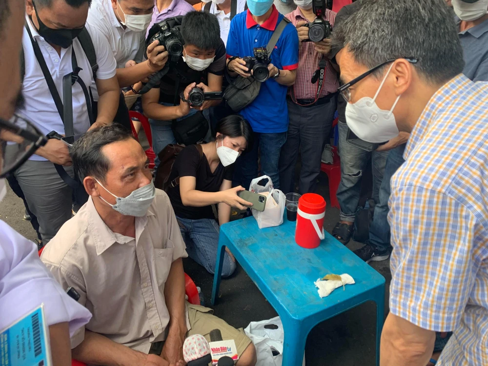 Ông Đinh Văn Cương, có vợ đang điều trị sốt xuất huyết nặng ở Bệnh viện Bệnh Nhiệt đới TP.HCM chia sẻ với Phó thủ tướng Vũ Đức Đam. Ảnh: HOÀNG LAN