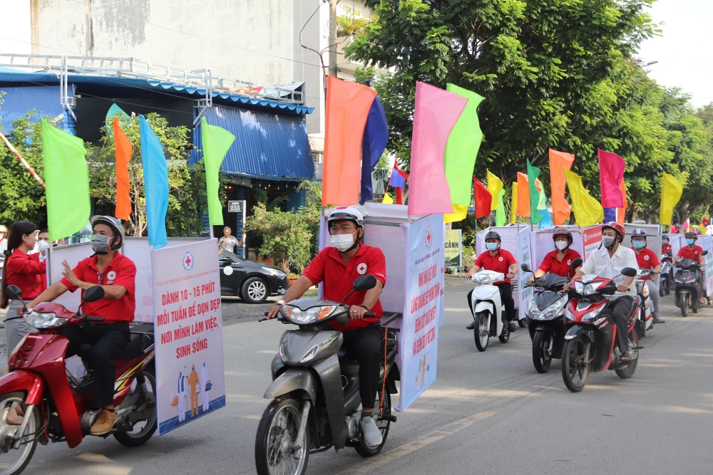 Quận Bình Thạnh ra quân kêu gọi phòng chống sốt xuất huyết và tay chân miệng. Ảnh: HOÀNG LAN