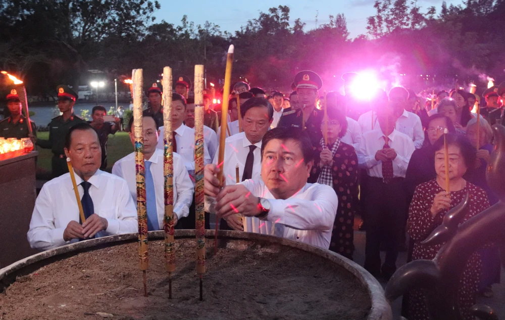 Phó Trưởng ban kinh tế Trung ương, Nguyên chủ tịch UBND TP Hồ Chí Minh Nguyễn Thành Phong cùng đoàn đại biểu dâng hương tưởng niệm các anh hùng liệt sĩ.