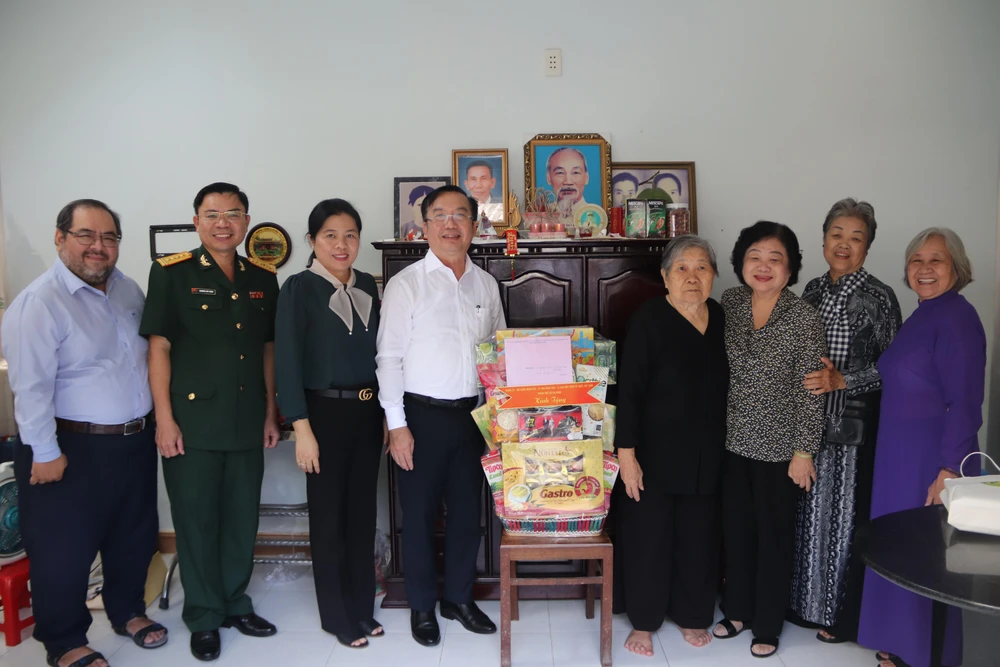 Ông Trần Thế Thuận, Giám đốc Sở Văn hóa và Thể thao TP.HCM thăm hỏi bà Nguyễn Thị Ni, người hoạt động kháng chiến bị địch bắt tù đày.