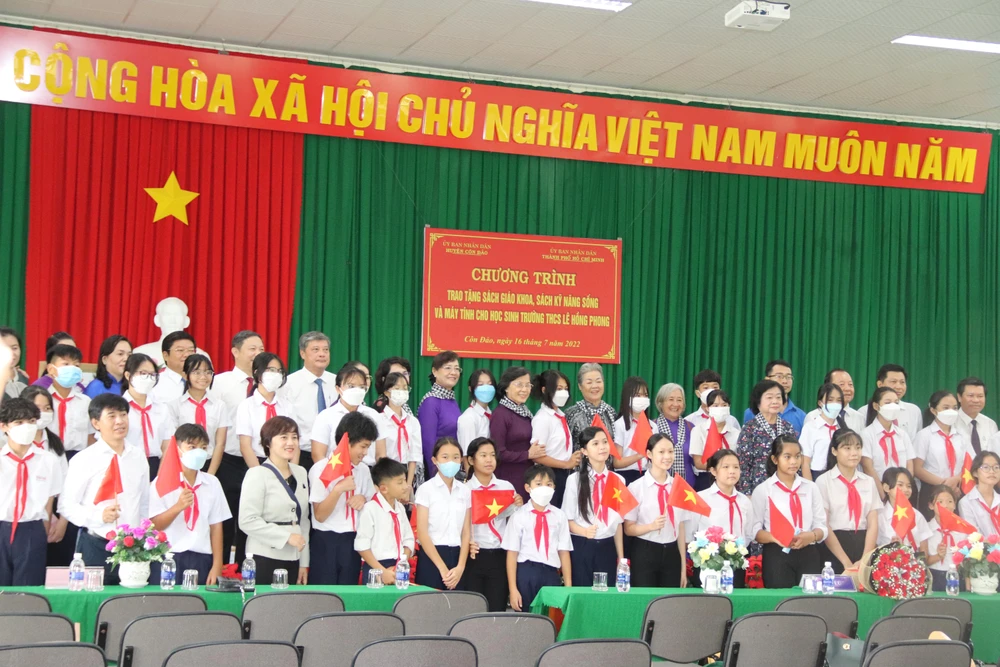 Các em học sinh trường THCS Lê Hồng Phong vui mừng nhận sách giáo khoa.