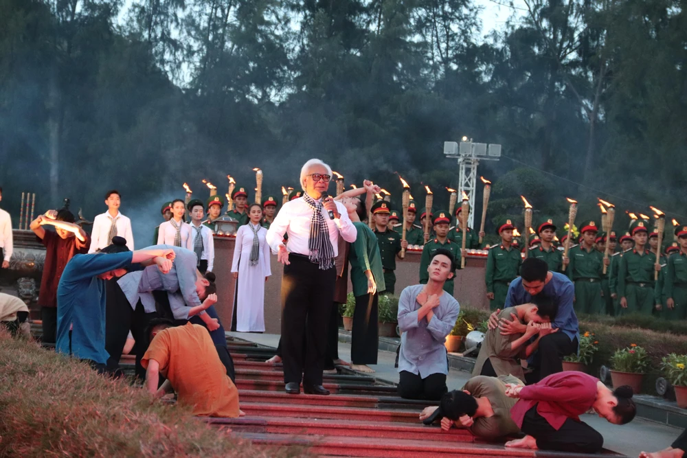 Trình diễn nghệ thuật tại buổi lễ tri ân các anh hùng liệt sĩ.