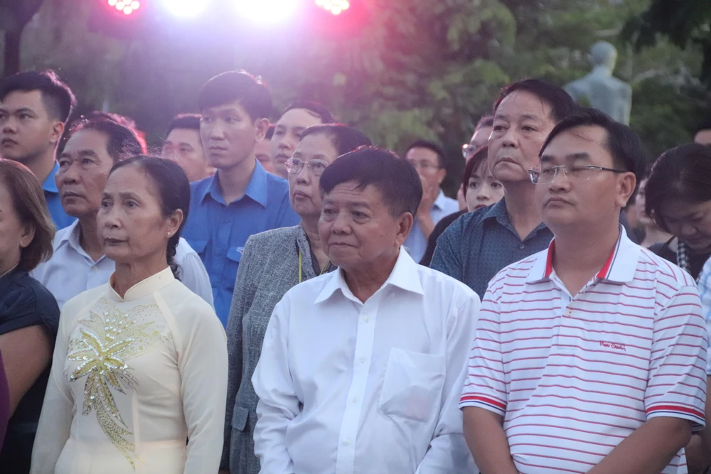 Ông Nguyễn Thanh Sơn (giữa) tưởng nhớ cha mình là liệt sĩ Nguyễn Nhu.