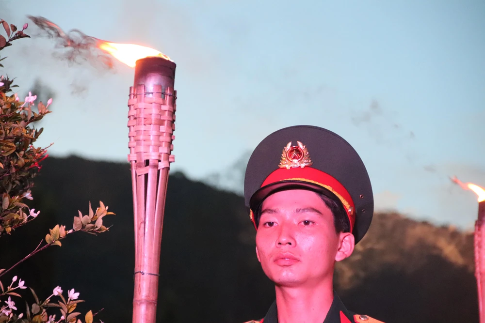 Buổi lễ thắp nến tri ân các anh hùng liệt sĩ tại Nghĩa trang Hàng Dương.