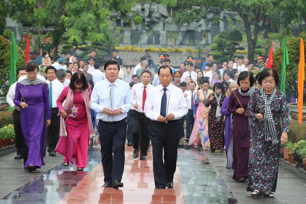 Các đại biểu viếng Nghĩa trang Hàng Dương.