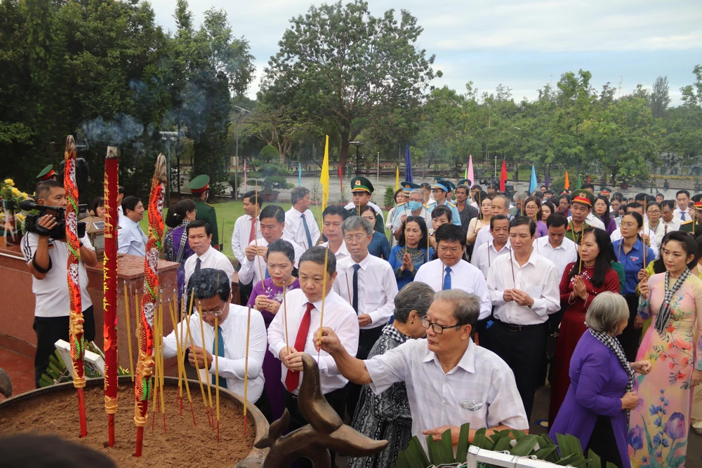 Các đại biểu dâng hương tưởng nhớ các anh hùng liệt sĩ tại Nghĩa trang Hàng Dương.