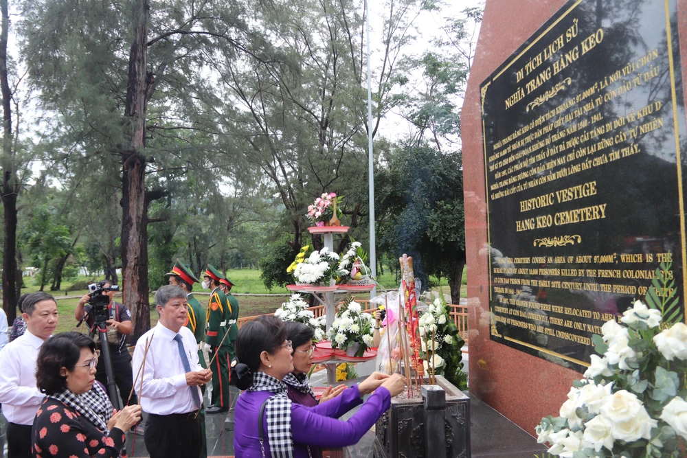 Các đại biểu dâng hương tưởng niệm tại Nghĩa trang Hàng Keo.