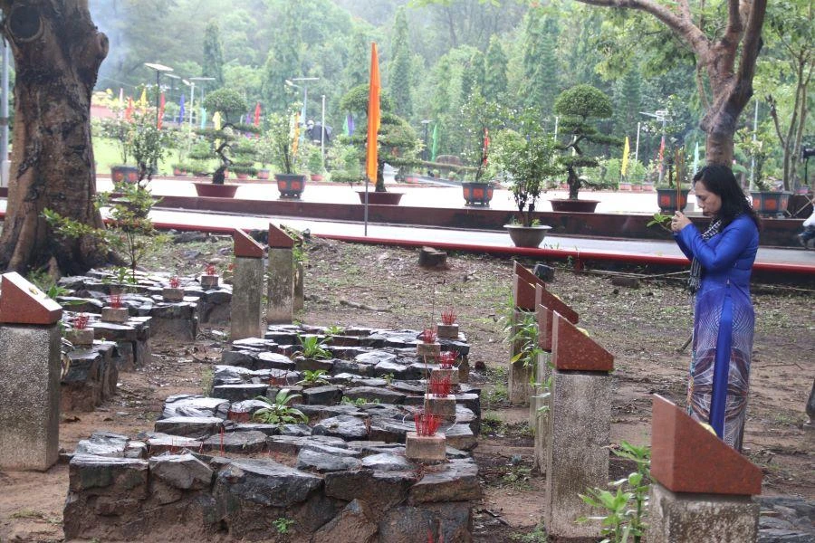 Các đại biểu thắp nhang các phần mộ.