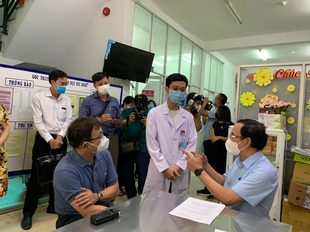 Bí thư Nguyễn Văn Nên hỏi thăm một bác sĩ đa khoa về thực hành tại trạm y tế phường An Lạc A, quận Bình Tân. Ảnh: HOÀNG LAN