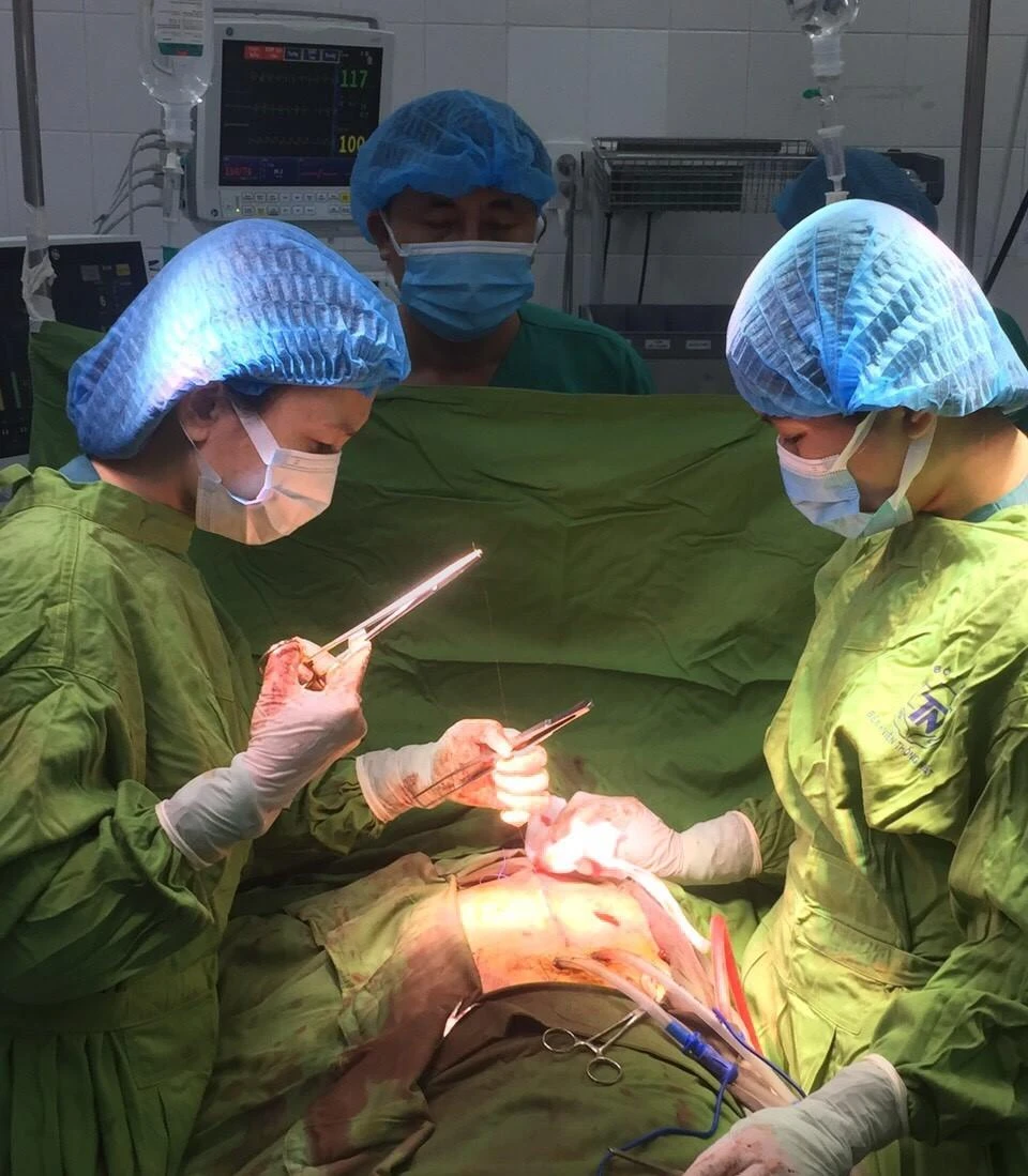Ê kip bác sĩ đang phẫu thuật cứu sống bệnh nhân. Ảnh: BSCC