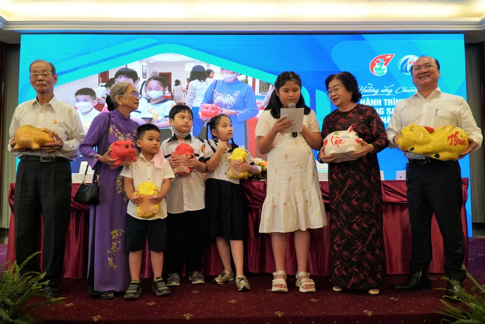 Bé Ngô Kim Duyên, học sinh lớp 3 trường tiểu học Trần Quang Vinh (quận Bình Thạnh) chia sẻ đã nuôi heo đất được 2 năm bằng tiền lì xì và tiền thưởng mỗi khi em làm việc tốt. Ảnh: BẢO PHƯƠNG