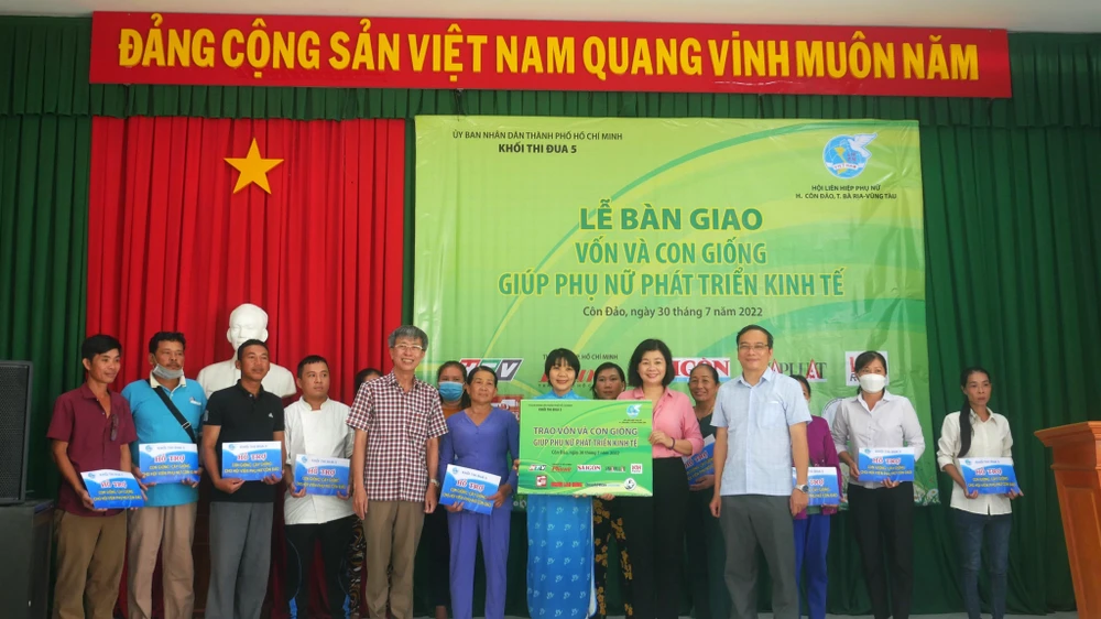 Khối thi đau 5 bàn giao vốn và con giống giúp phụ nữ phát triển kinh tế. Ảnh: TH Khối thi đau 5 bàn giao vốn và con giống giúp phụ nữ phát triển kinh tế. Ảnh: TH