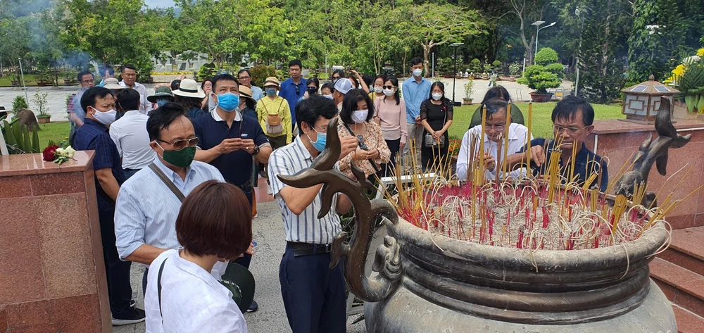 Khối thi đua 5 dâng hương tưởng niệm tại Nghĩa trang Hàng Dương. Ảnh: TH Khối thi đua 5 dâng hương tưởng niệm tại Nghĩa trang Hàng Dương. Ảnh: TH