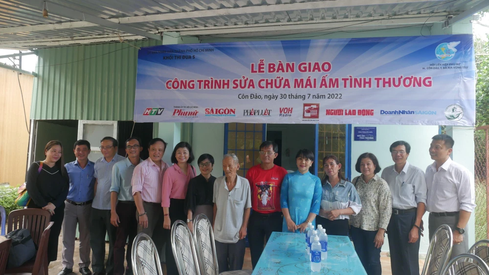 Khối thi đua 5 bàn giao mái ấm tình thương cho hộ gia đình khó khăn. Ảnh: TH Khối thi đua 5 bàn giao mái ấm tình thương cho hộ gia đình khó khăn. Ảnh: TH