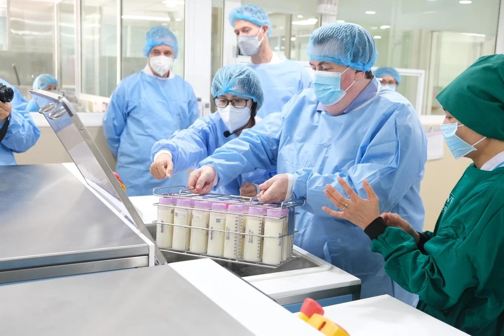Ông Coln Brophy, Quốc vụ khanh, Bộ ngoại giao Ireland, phụ trách phát triển quốc tế đến thăm ngân hàng sữa BV Hùng Vương. Ảnh: TC