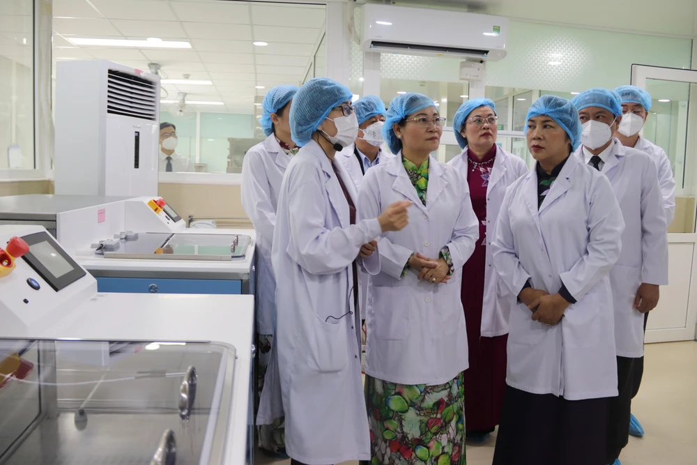 Bà Nguyễn Thị Lệ, Phó Bí thư thành ủy, Chủ tịch HĐND TP.HCM thăm quan ngân hàng sữa mẹ. Ảnh: HL