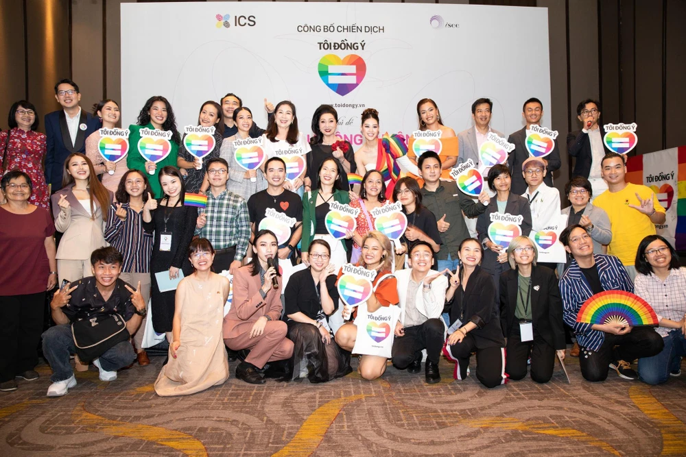 Cộng đồng LGBT và các khách mời tham gia chiến dịch "Tôi đồng ý". Ảnh: ICS
