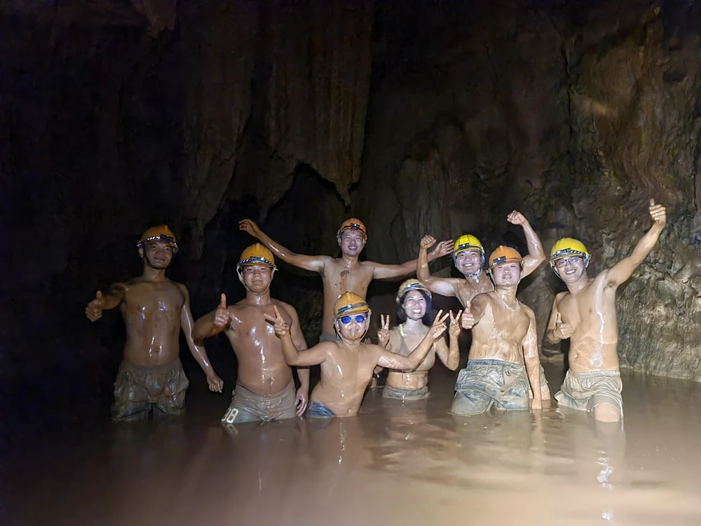 Trải nghiệm tắm bùn trong Hang Tối. Ảnh: NHƯ QUỲNH Trải nghiệm tắm bùn trong Hang Tối. Ảnh: NHƯ QUỲNH