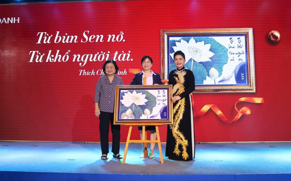 Hoạt động bán đấu giá tranh gây quỹ tại sự kiện. Ảnh: HL