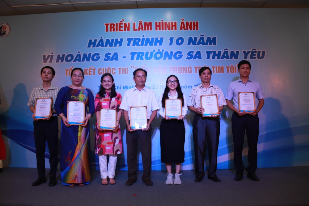 Các tác giả tham gia cuộc thi viết với chủ đề "Biển, đảo trong trái tim tôi" nhận giải. Ảnh: HL