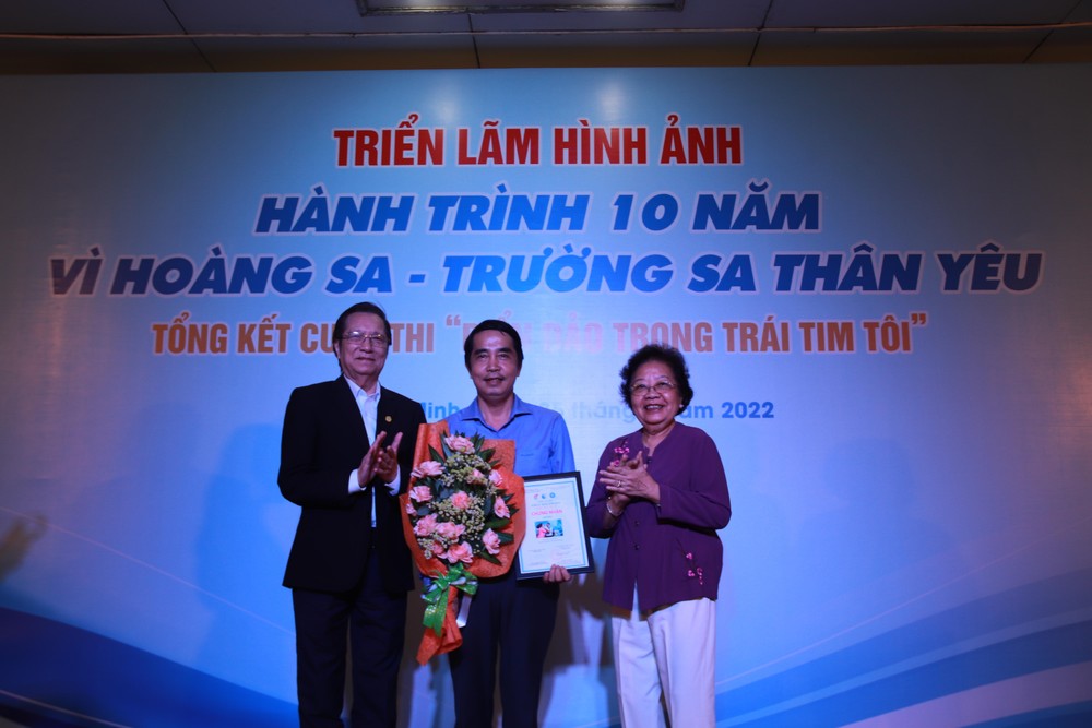 Nghệ sĩ nhiếp ảnh Trần Duy Tình nhận giải nhất cuộc thi ảnh với chủ đề “Hoàng Sa - Trường Sa - Nhà giàn DK1 trong trái tim tôi”. Ảnh: HL