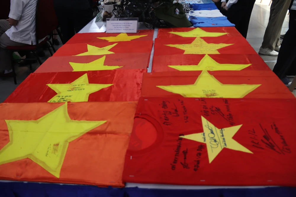 Lá cờ Tổ quốc do các đảo và nhà giàn thuộc quần đảo Trường Sa tặng Quỹ học bổng Vừ A Dính và CLB Vì Hoàng Sa - Trường Sa thân yêu. Lá cờ Tổ quốc do các đảo và nhà giàn thuộc quần đảo Trường Sa tặng Quỹ học bổng Vừ A Dính và CLB Vì Hoàng Sa - Trường Sa thân yêu.