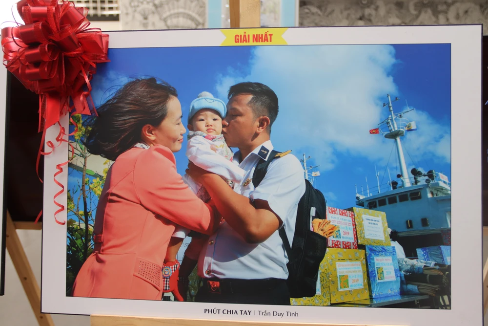 Bức ảnh đạt giải nhất cuộc thi ảnh với chủ đề “Hoàng Sa – Trường Sa – Nhà giàn DK1 trong trái tim tôi”. Ảnh: HL Bức ảnh đạt giải nhất cuộc thi ảnh với chủ đề “Hoàng Sa – Trường Sa – Nhà giàn DK1 trong trái tim tôi”. Ảnh: HL