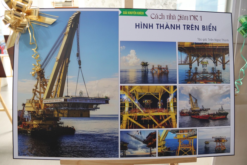 Cây bàng vuông F3 được ông Trương Minh Nhựt (hiện đã mất) mang về từ Trường Sa năm 2013. Đứng bên cây bàng là vợ, chị và em của ông Nhựt.