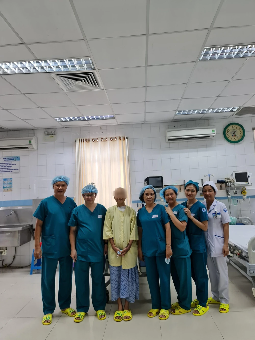 Tr. cùng các y bác sĩ trước khi được xuất viện. Ảnh: BVCC