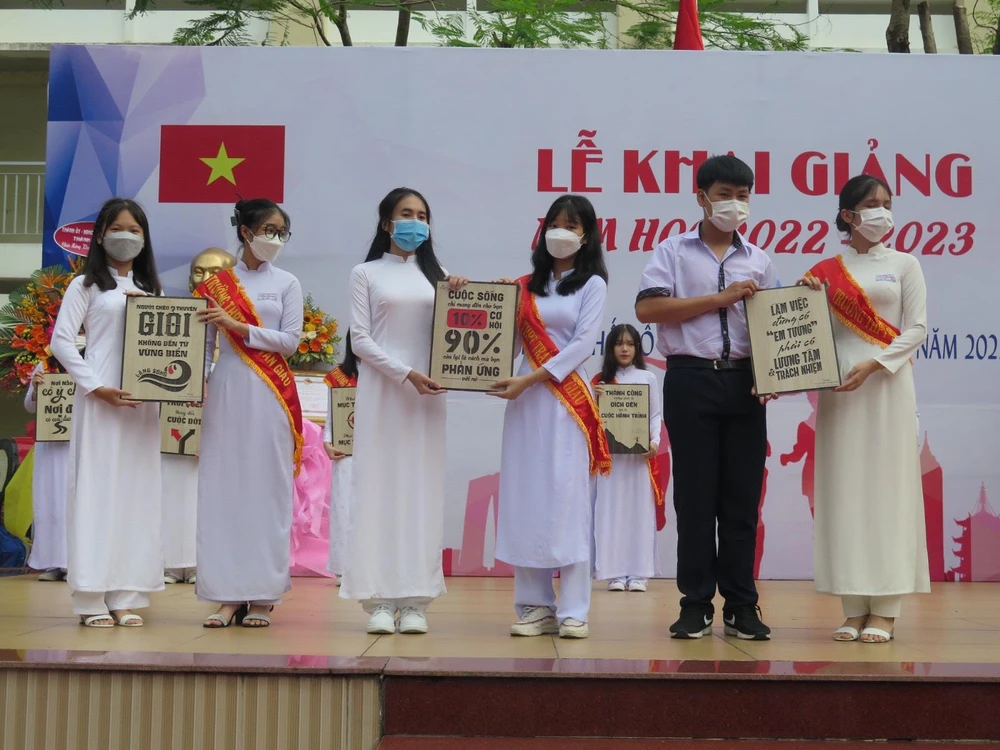 Những câu khẩu hiệu "chất như nước cất" của các em học sinh trường THPT Trần Văn Giàu. Ảnh: PHẠM ANH