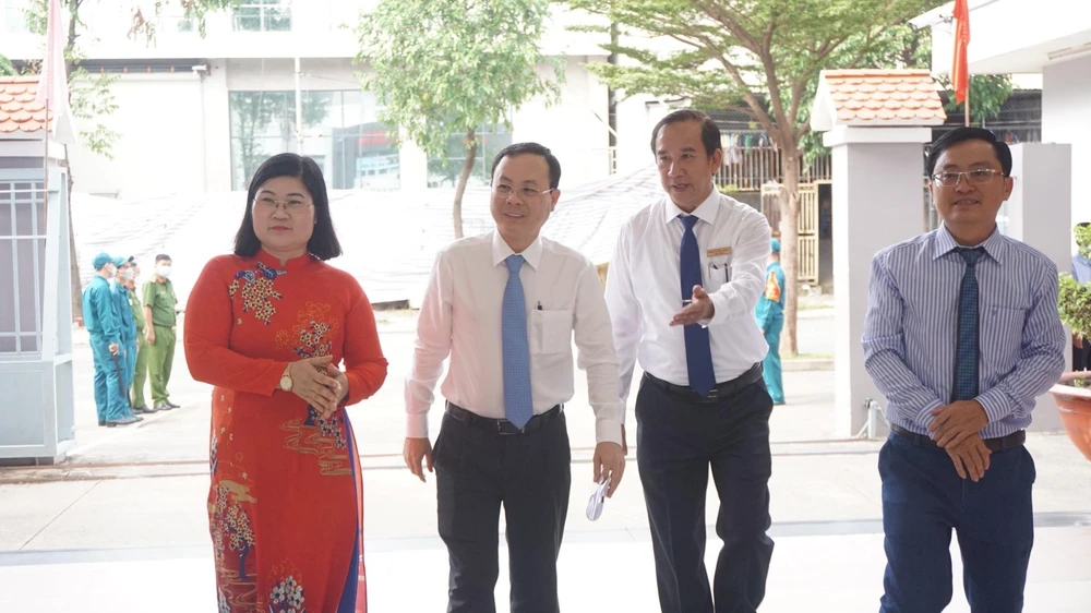 Phó Bí thư Thành ủy TP.HCM Nguyễn Văn Hiếu dự lễ khai giảng tại trường THCS Phan Văn Trị. Trường đón bằng công nhận đạt chuẩn quốc gia. Ảnh: NGUYỄN QUYÊN