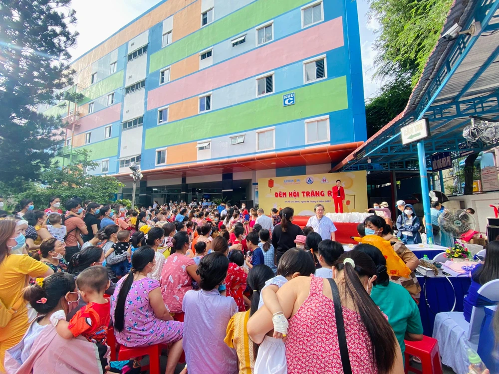 Đông đảo các bệnh nhi tham dự chương trình "Đêm hội trăng rằm". Ảnh: MINH THẢO