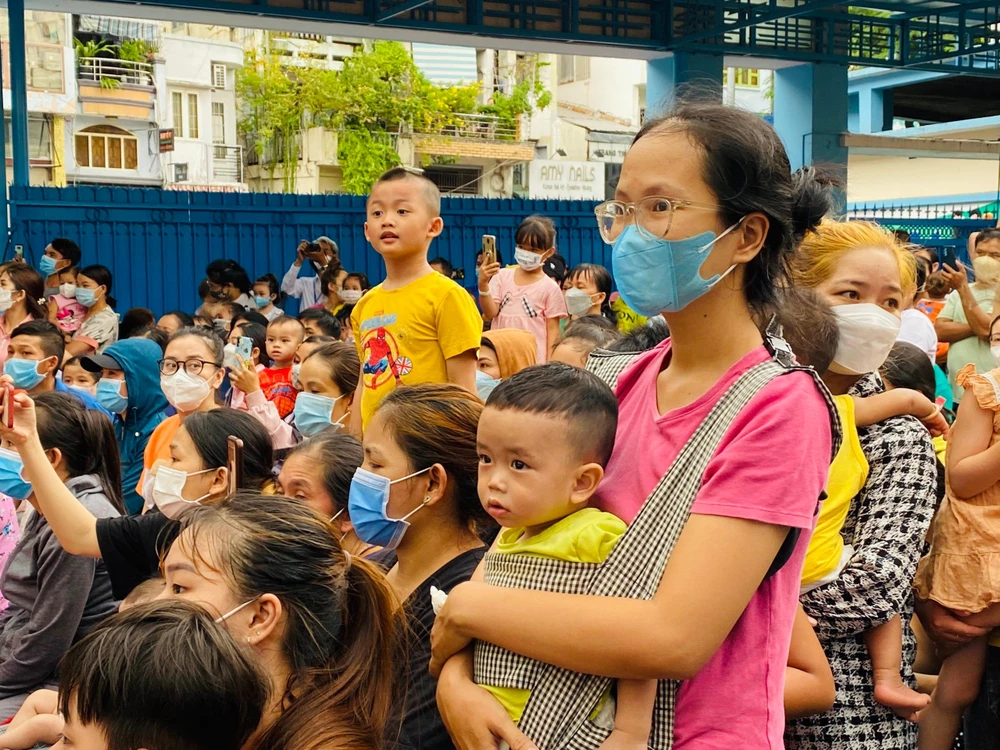 Phụ huynh và bệnh nhi háo hức xem chương trình Đêm hội trăng rằm. Ảnh: MINH THẢO