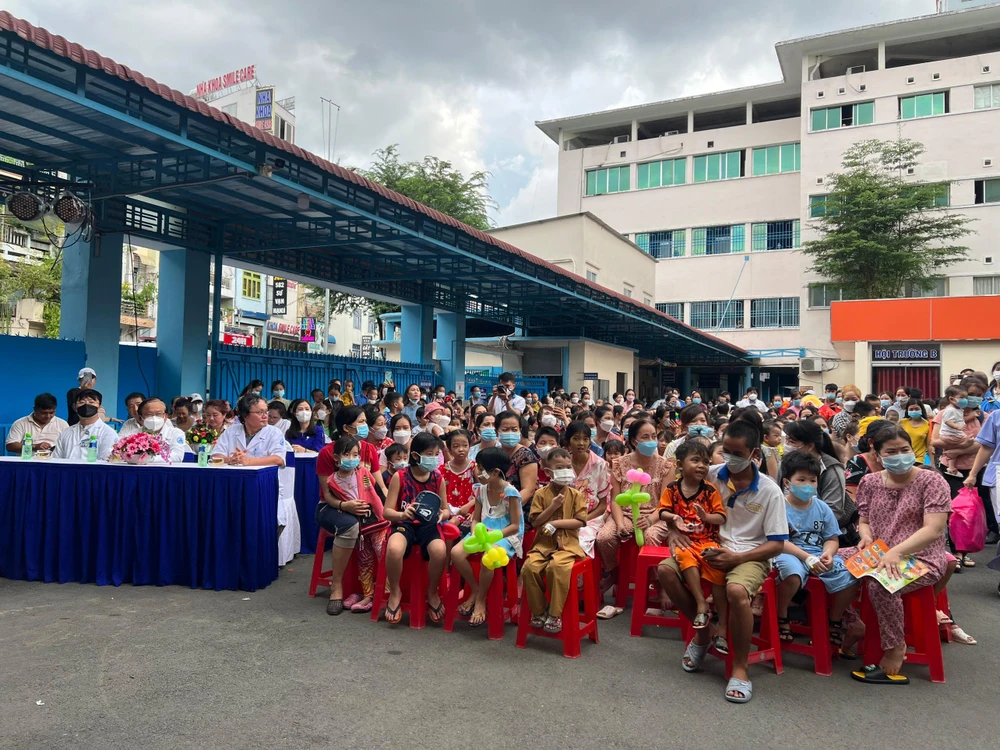 Đông đảo các bệnh nhi tham dự chương trình "Đêm hội trăng rằm". Ảnh: A THÀNH